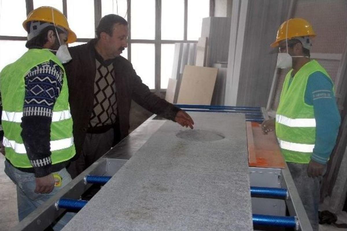 İş&ccedil;ilerin Durumuna &Uuml;z&uuml;ld&uuml;, Makine &Uuml;retti