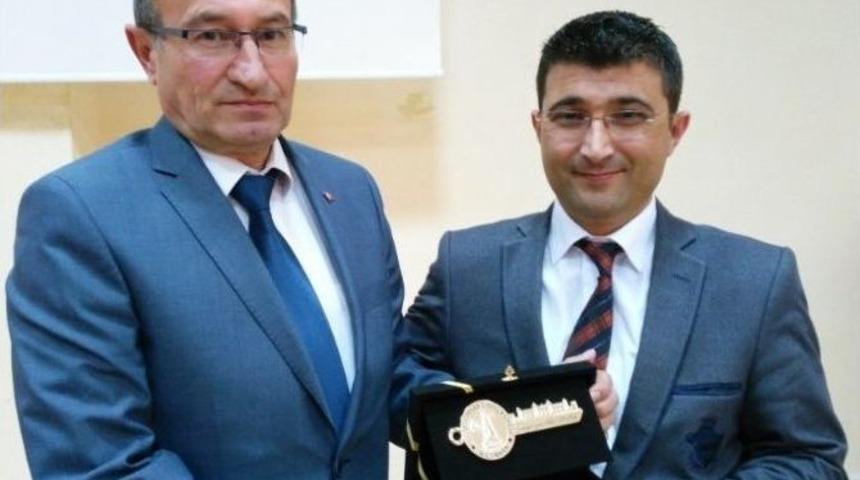 &Ouml;ğrenciler Sorularıyla Mhp&rsquo;li Belediye Başkanı Sahvet Ert&uuml;rk&rsquo;&uuml; Terletti