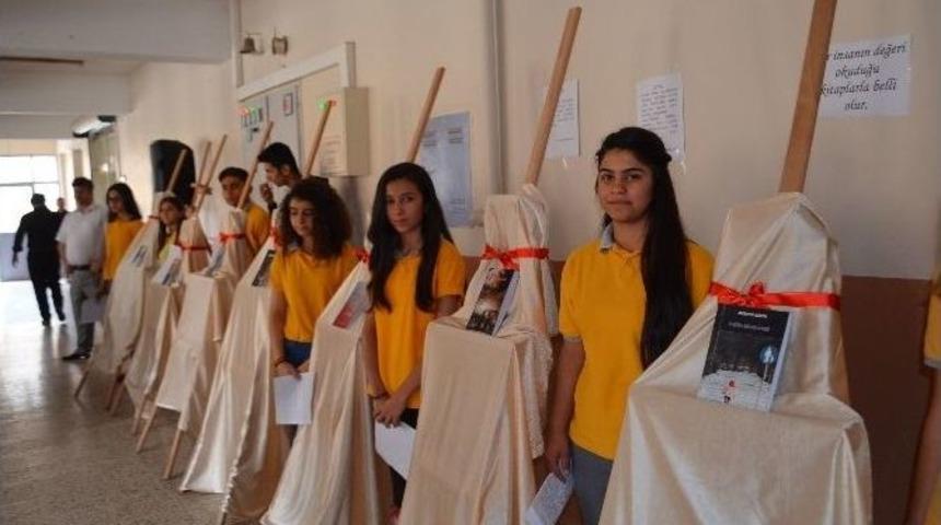 Gen&ccedil; Yazarlar Kitaplarını Okullarında Sergiledi