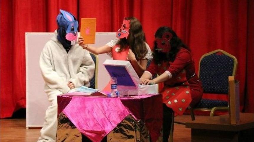 &Ouml;ğrencilerden &rsquo;kuklalar D&uuml;nya Sorunlarını Konuşuyor&rsquo; Konulu G&ouml;steri