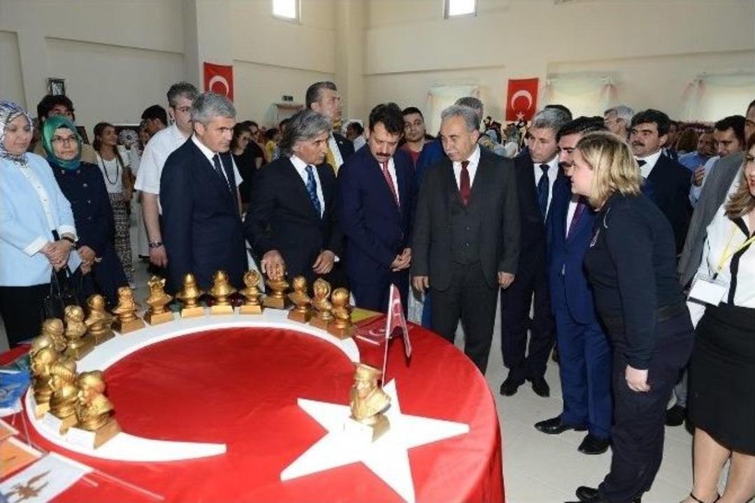 Halk Eğitim Merkezlerinden &ldquo;&uuml;&ccedil; Hem Tek Y&uuml;rek&rdquo; Yıl Sonu Sergisi