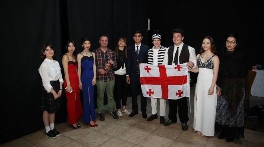 G&uuml;rc&uuml; Tiyatrocular Kayseri Misafirperverliğinden Memnun Kaldı