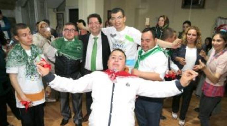 &Ouml;zel &Ccedil;ocuklar Asker Kına Gecesinde Eğlendi