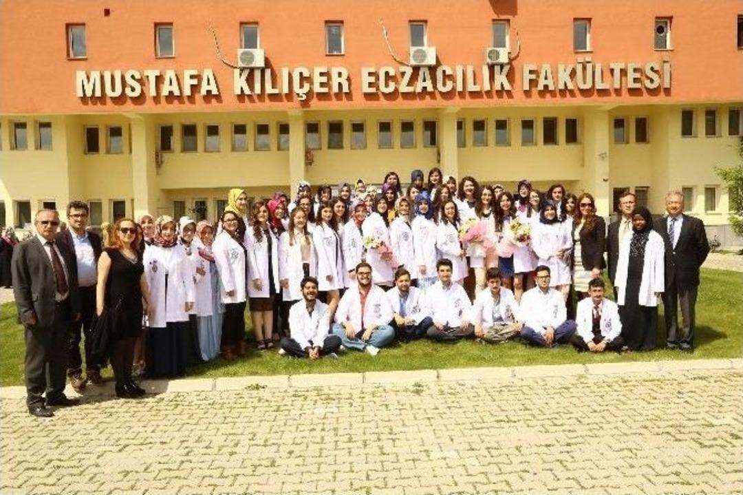 Er&uuml; Eczacılık Fak&uuml;ltesi&rsquo;nde &Ouml;nl&uuml;k Giyme T&ouml;reni D&uuml;zenlendi