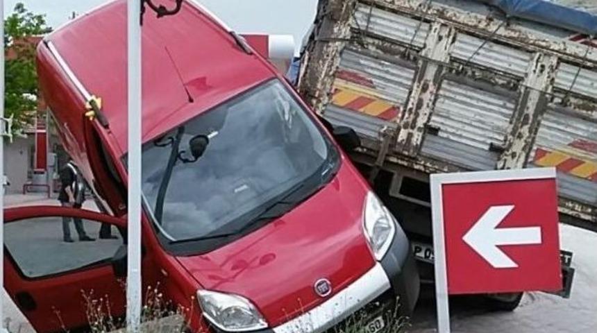 Freni Patlayan Kamyon Kaza Yaptı