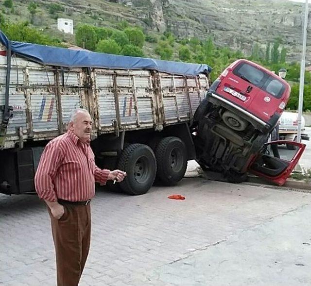 Freni Patlayan Kamyon Kaza Yaptı