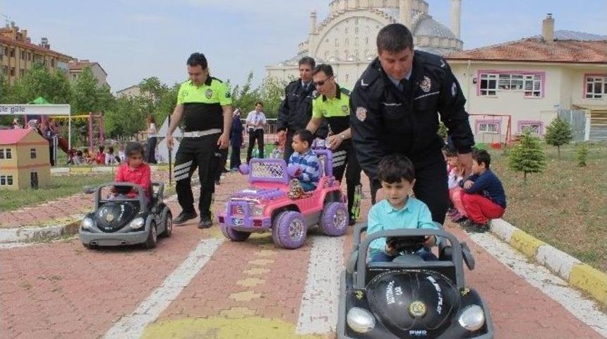 Elazığ&rsquo;da Anaokulu &Ouml;ğrencilerine Uygulamalı Trafik Eğitimi Verildi