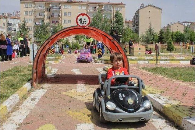 Elazığ&rsquo;da Anaokulu &Ouml;ğrencilerine Uygulamalı Trafik Eğitimi Verildi 1