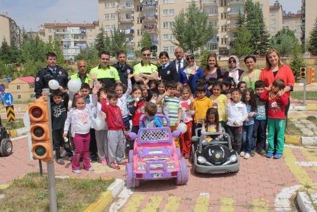 Elazığ&rsquo;da Anaokulu &Ouml;ğrencilerine Uygulamalı Trafik Eğitimi Verildi 3