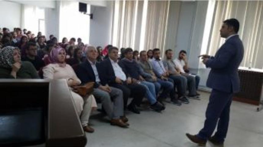 &Uuml;niversitede Etkili Konuşma Teknikleri Konferansı D&uuml;zenlendi