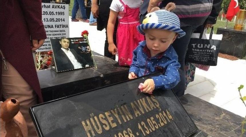 Madenci Dedesinin Ve Amcasının Mezarını Elleriyle Yıkadı