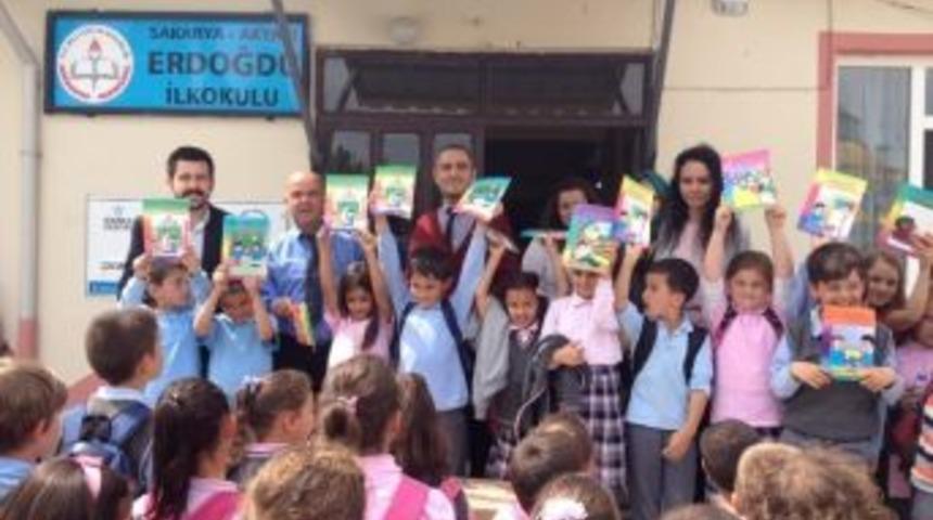 &Ouml;ğrencilere Kitap Hediye Ettiler