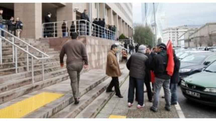 İzmir Adliyesinde Boşanmak İsteyen Eşini Jiletle Doğradı