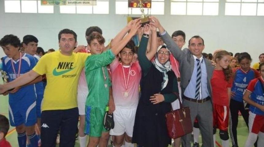 Selendi&rsquo;de &Uuml;&ccedil; Eyl&uuml;l Ortaokulu 3&rsquo;&uuml;nc&uuml; Kez Şampiyon Oldu