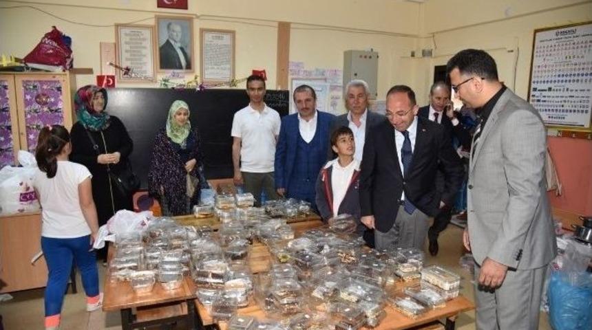 Başkan &Uuml;z&uuml;lmez, Gazi İlkokulunun Kermesine Katıldı