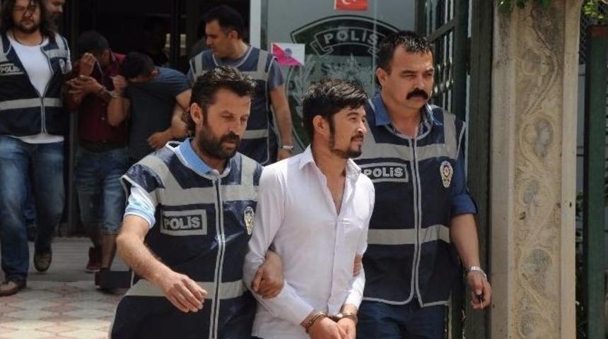 Antalya&rsquo;da 14 Aracın Lastiklerini &Ccedil;alan Beş Kişi Yakalandı