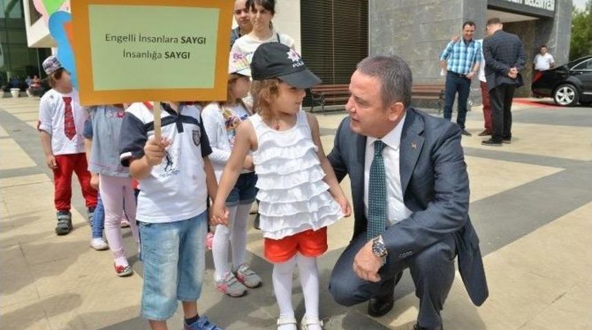 Kreş &Ouml;ğrencileri Engelliler İ&ccedil;in Y&uuml;r&uuml;d&uuml;