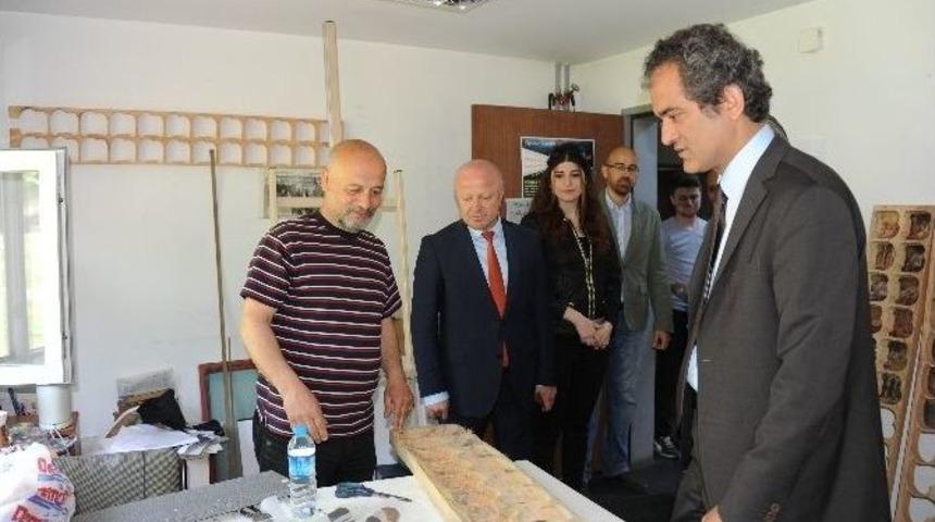 Rekt&ouml;r &Ouml;zer, G&uuml;zel Sanatlar Fak&uuml;ltesi&rsquo;nde İncelemelerde Bulundu