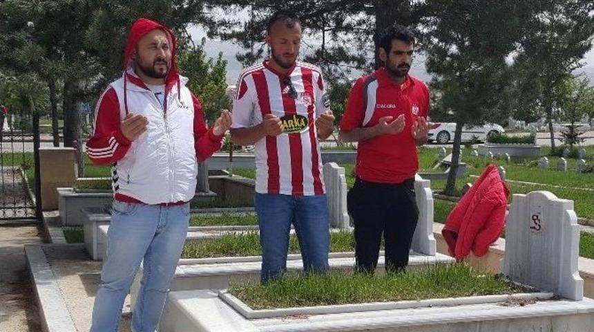 Sivasspor Taraftarları Kayserispor Ma&ccedil;ında &Ouml;lenleri Mezarı Başında Andı