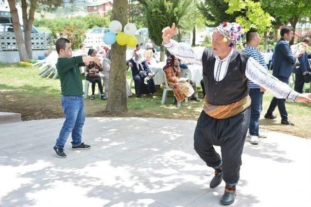 Engelliler Göbek Atıp Eğlendiler