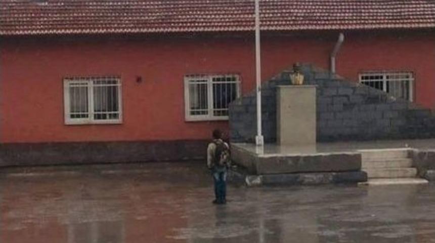 Yağmurda Tek Başına İstiklal Marşı Okuyan &Ccedil;ocuk Sosyal Medyada Rekor Kırdı