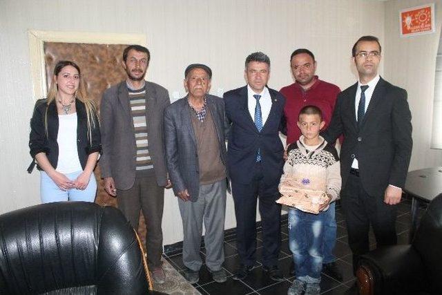 Yağmurda Tek Başına İstiklal Marşı Okuyan Çocuk Sosyal Medyada Rekor Kırdı 1