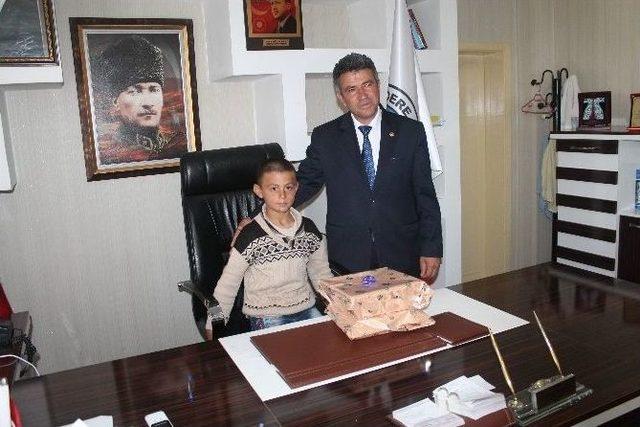 Yağmurda Tek Başına İstiklal Marşı Okuyan Çocuk Sosyal Medyada Rekor Kırdı 2