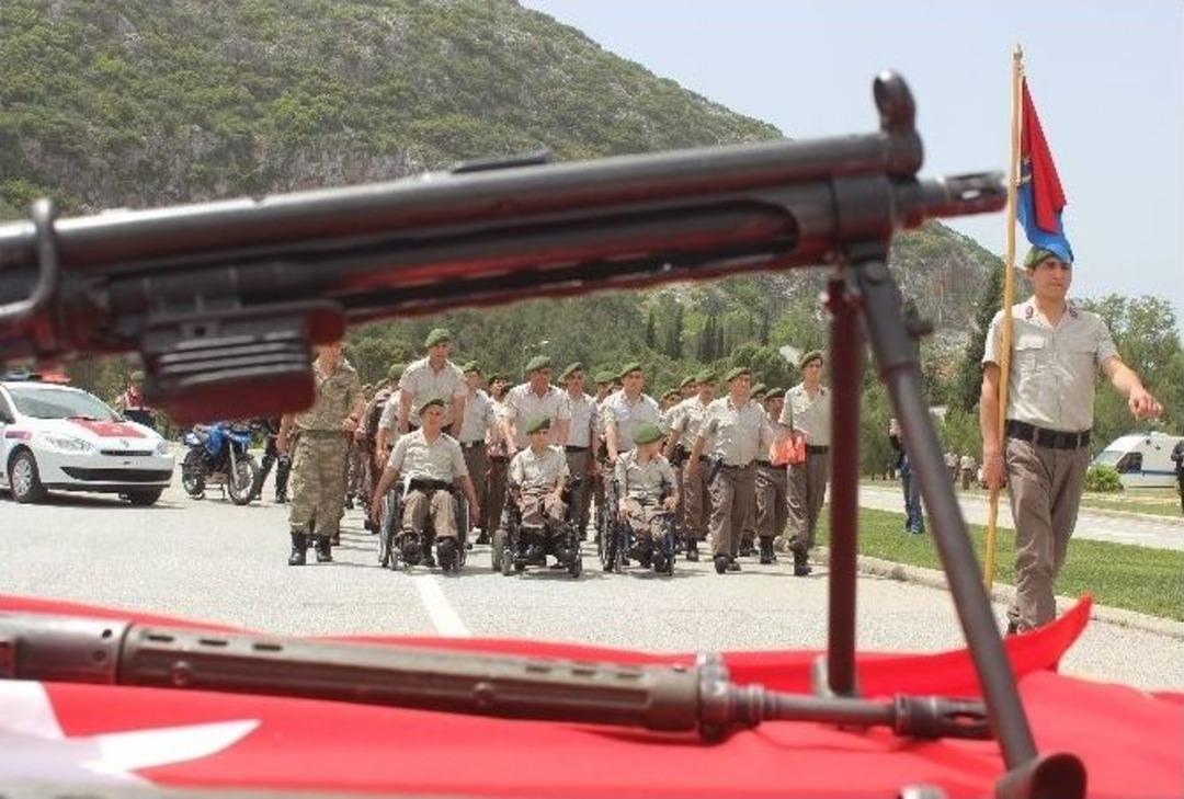 Bir G&uuml;n De Olsa, Askerlik Onuru Yaşadılar