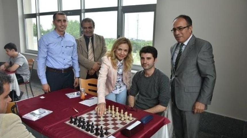 Satran&ccedil; Turnuvasında İlk Hamle Mennan&rsquo;dan