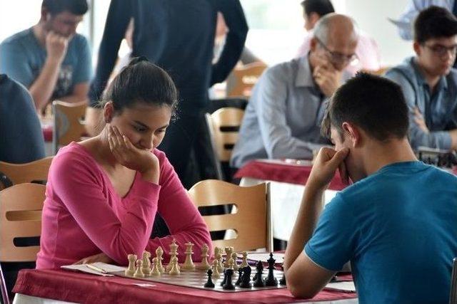 Satranç Turnuvasında İlk Hamle Mennan’dan 1