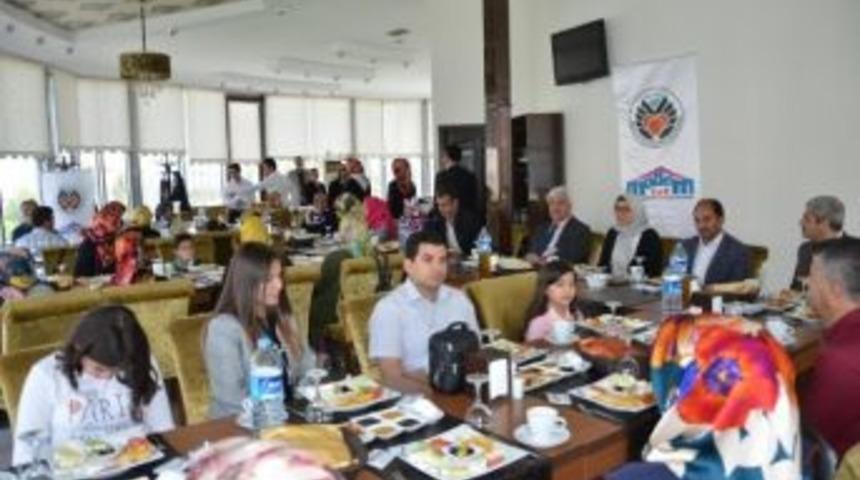 İşitme Engelliler İ&ccedil;in Anneler G&uuml;n&uuml; Kutlaması