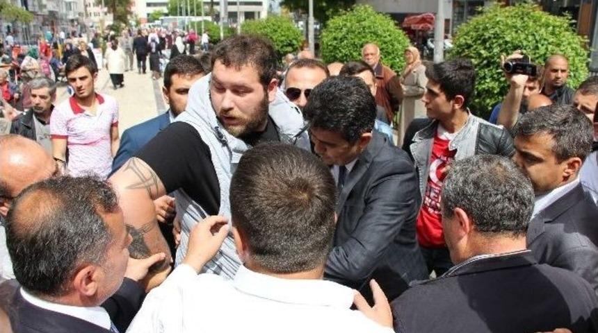 Anayasa Standına Silahla Gelen Şahıs G&ouml;zaltına Alındı