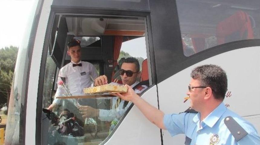 Bergama&rsquo;da S&uuml;r&uuml;c&uuml;lere &Ccedil;i&ccedil;ek Ve Şeker İkramı