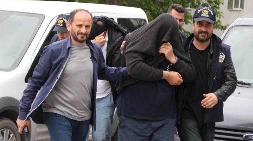 Cezaevi &Ouml;n&uuml;nde Silahlarla Yakalandılar