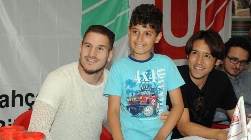 Deniz Yılmaz Ve Hosagai İmza Dağıttı