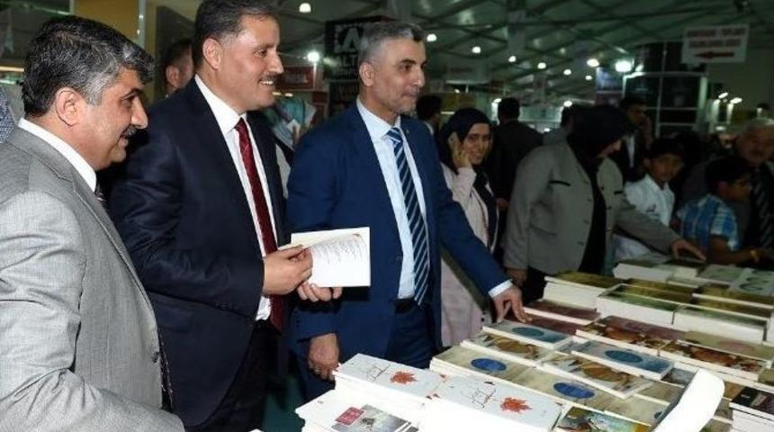 Malatya B&uuml;y&uuml;kşehir Belediye Başkanı Ahmet &Ccedil;akır, Kitap Fuarı&rsquo;nı Ziyaret Etti