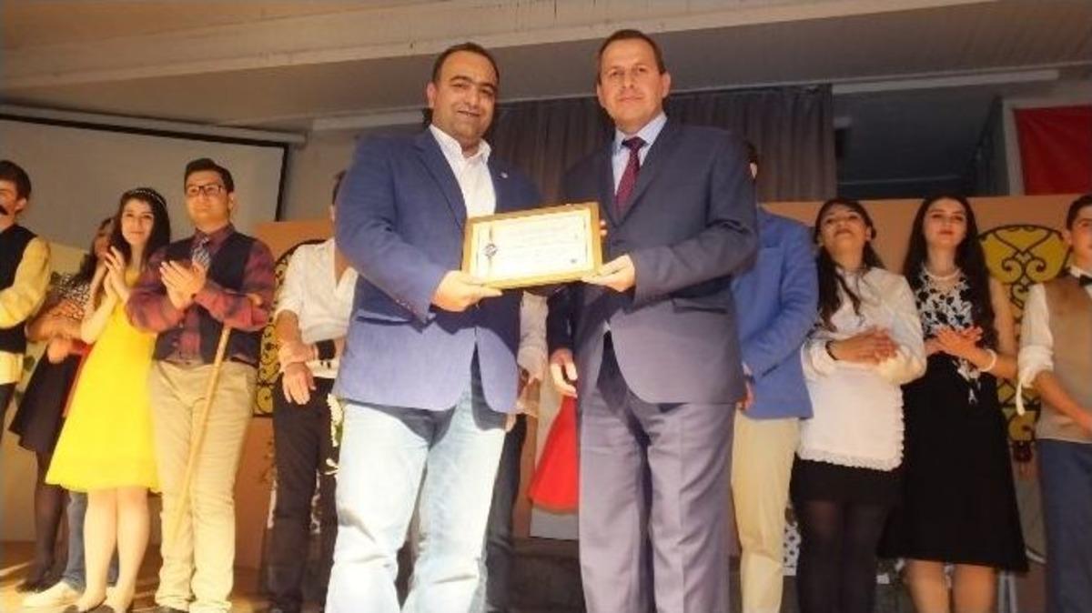 Liseli Tiyatrocuların Oyunu Ayakta Alkışlandı