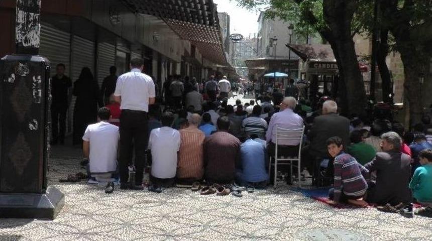 Cuma Namazında Camiler Doldu Taştı