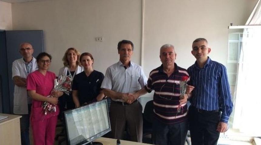 Engelli Personele G&uuml;l Dağıttılar