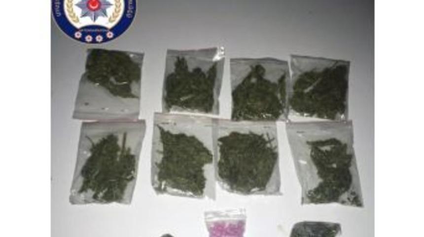 Afyonkarahisar&rsquo;da Polis Ara&ccedil; İ&ccedil;erisinde Esrar Ve Extacy Hap Ele Ge&ccedil;irdi