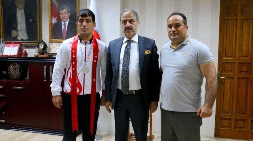 Başkan Din&ccedil;&rsquo;ten D&uuml;nya 2. G&uuml;reş&ccedil;iye &Ouml;d&uuml;l