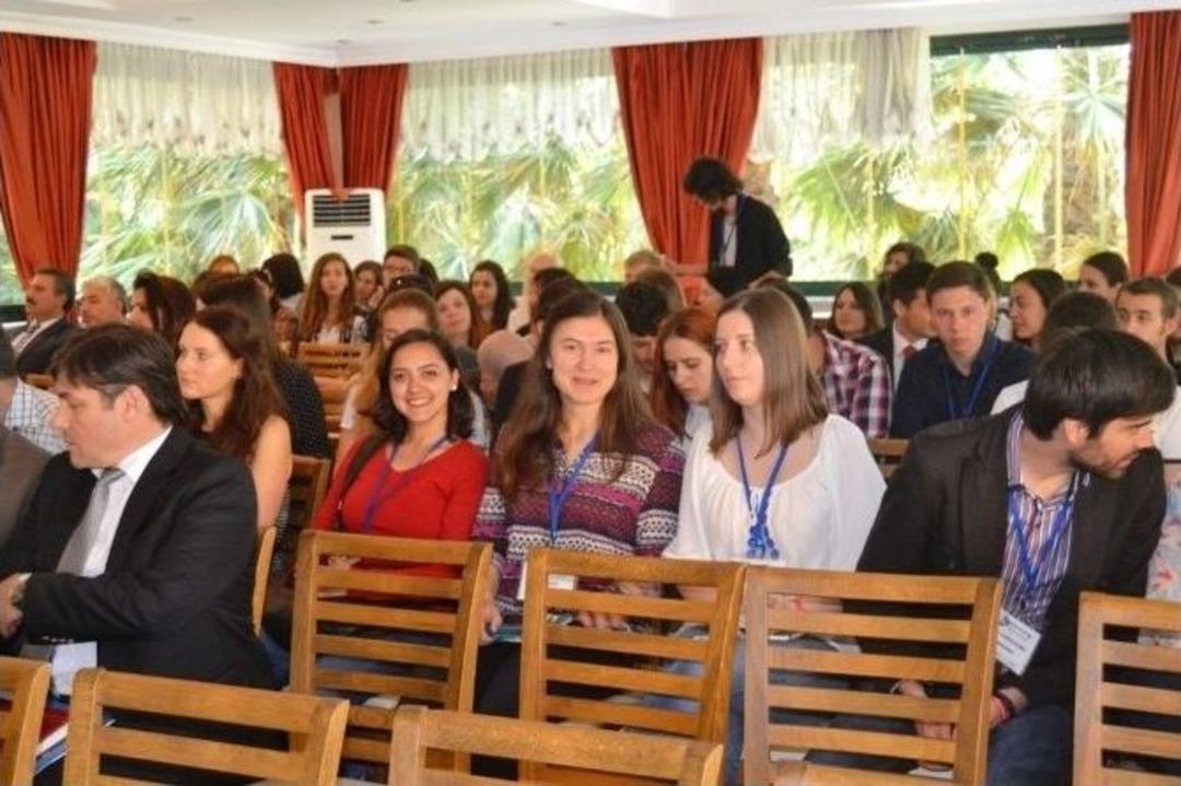 Ayvalık&rsquo;ta Gen&ccedil;lik Meclis&rsquo;te &Ccedil;alıştayı Başladı