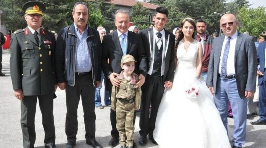 Engelli Kardeşinin Yemin T&ouml;renine Gelinlikle Geldi