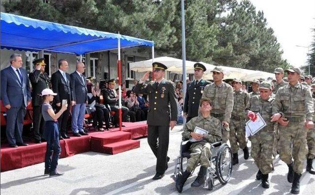 Engelli Kardeşinin Yemin Törenine Gelinlikle Geldi 1