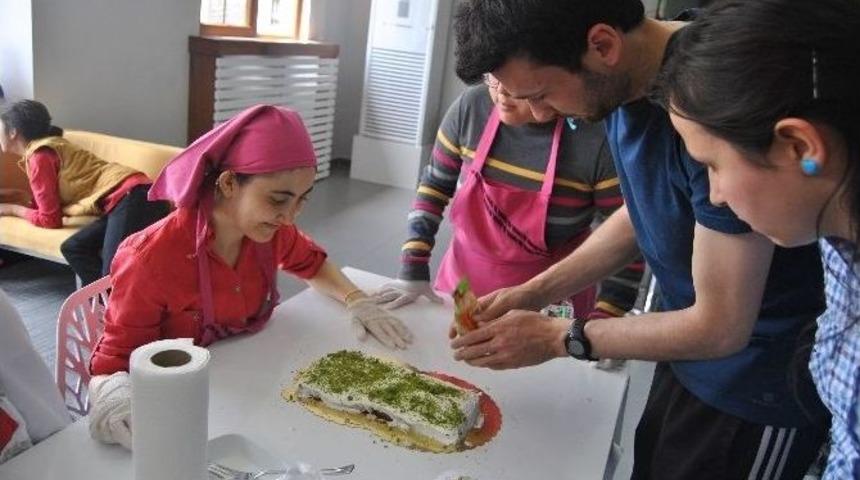 Engelli &Ouml;ğrenciler Pasta S&uuml;slemek İ&ccedil;in Yarıştı