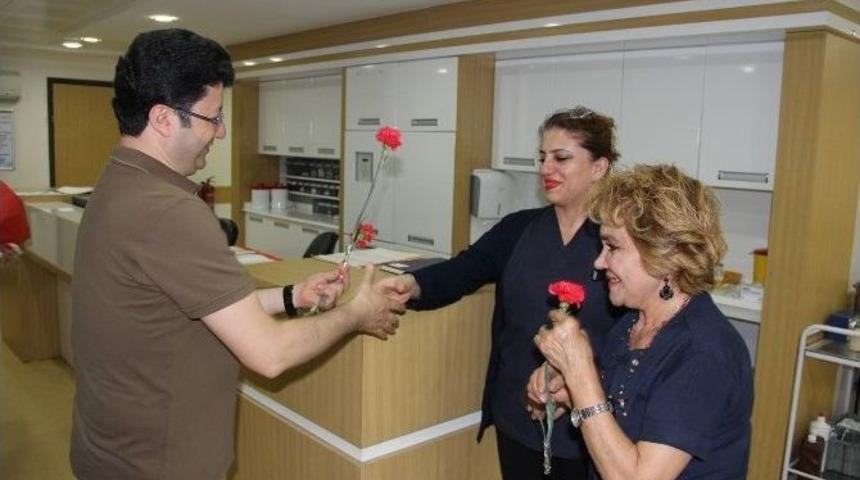 Hemşirelere Mesai Başında Karanfilli S&uuml;rpriz