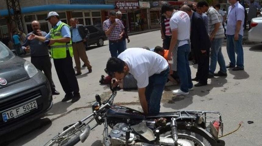 Ticari Ara&ccedil;la &Ccedil;arpışan Motosiklet S&uuml;r&uuml;c&uuml;s&uuml; Yaralandı