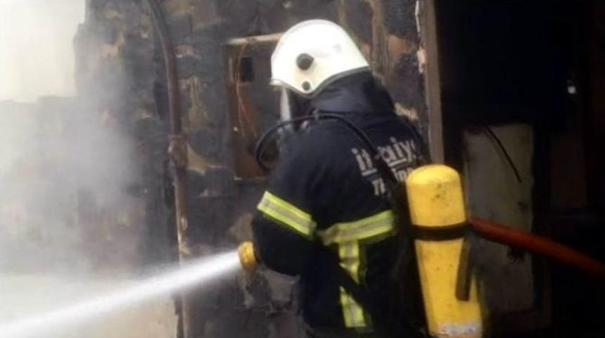 Ev Yangını Mahalleliyi Sokağa D&ouml;kt&uuml;