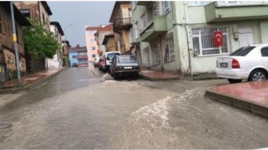 Taşk&ouml;pr&uuml;&rsquo;de Yağmur Sokakları G&ouml;le &Ccedil;evirdi