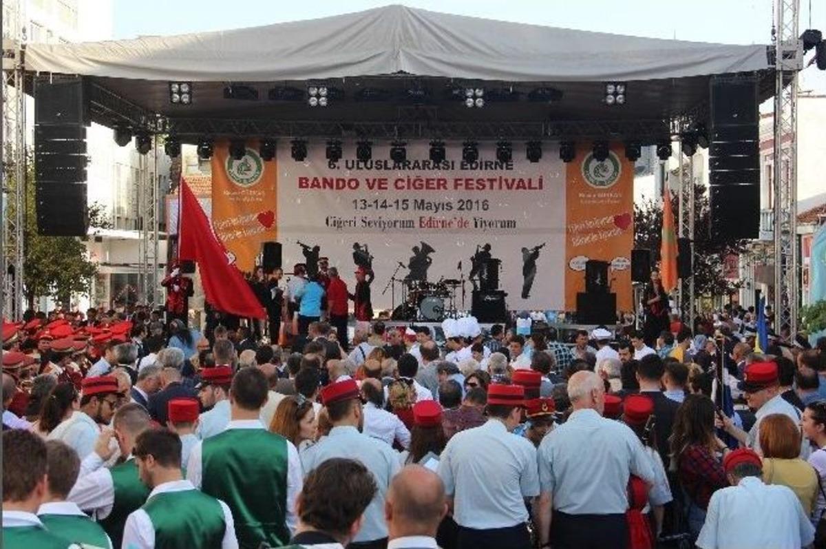 Bandolar, Festival A&ccedil;ılışında Şehitler İ&ccedil;in Sustu